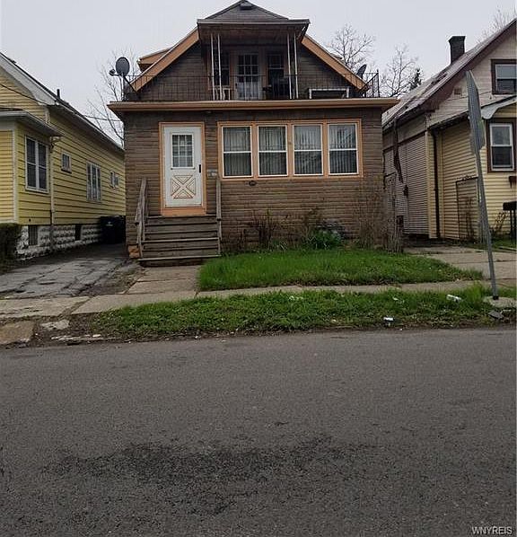 2nd image of 208 Roslyn St