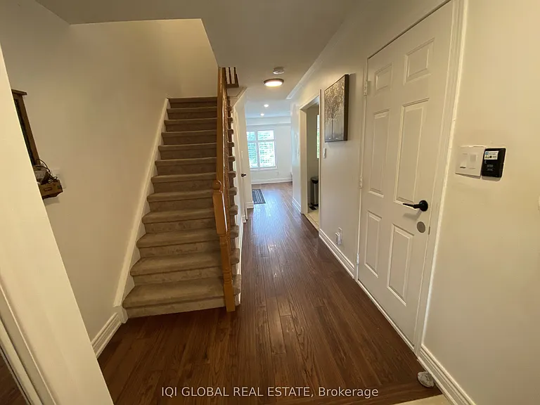 8 Bonello Cres — Photo 3