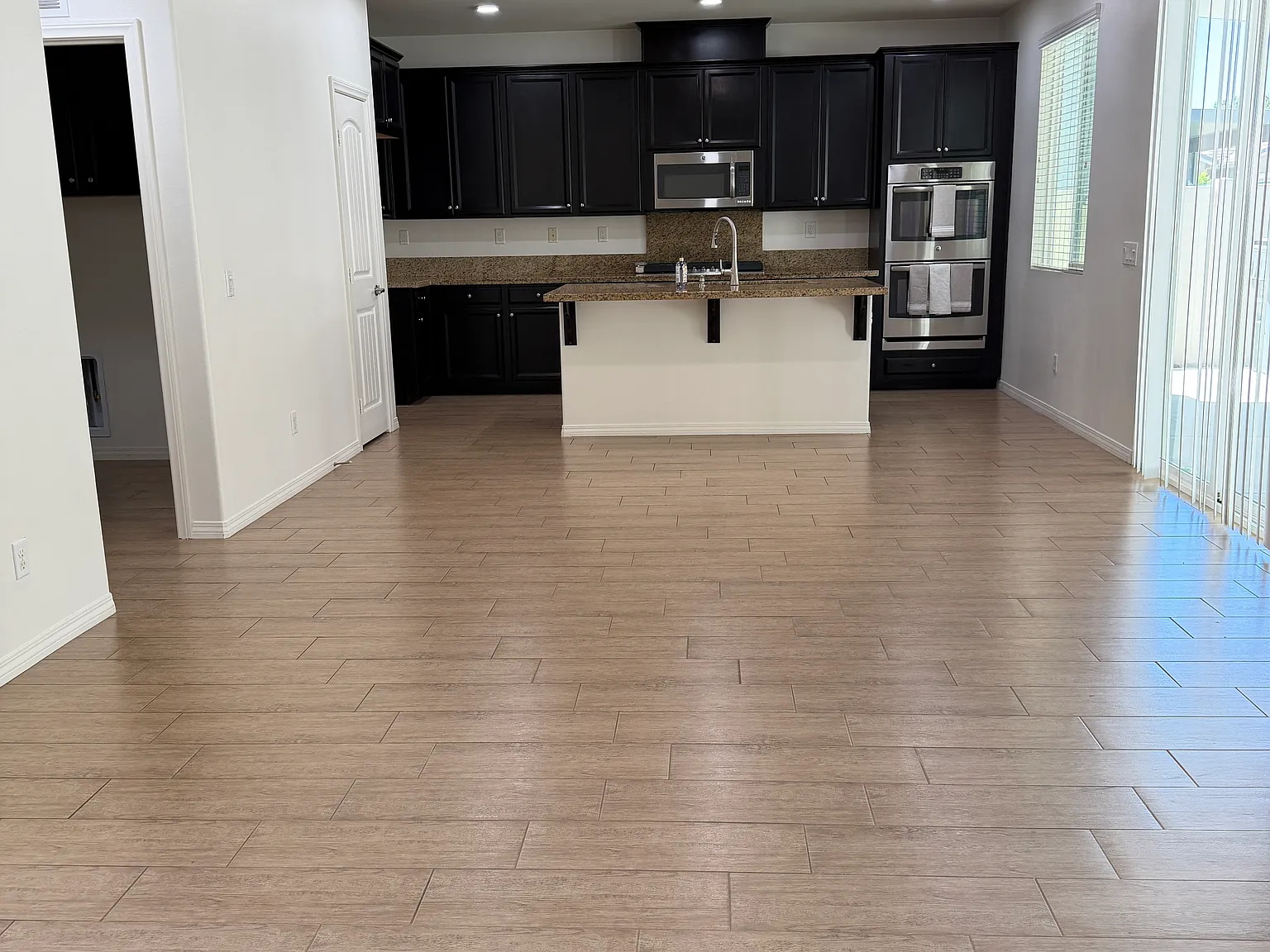 4 bed, 2017 sqft, $3,200 — Photo 4