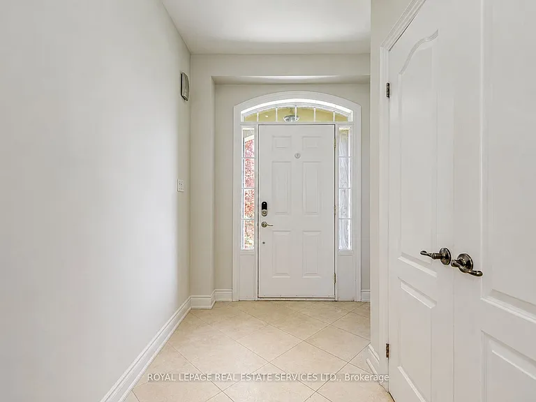 2473 Tesla Cres — Photo 4