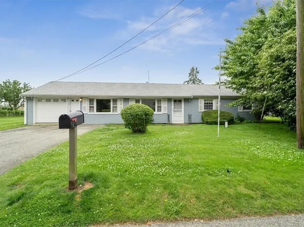 12 Spruce Ave, Middletown, RI 02842