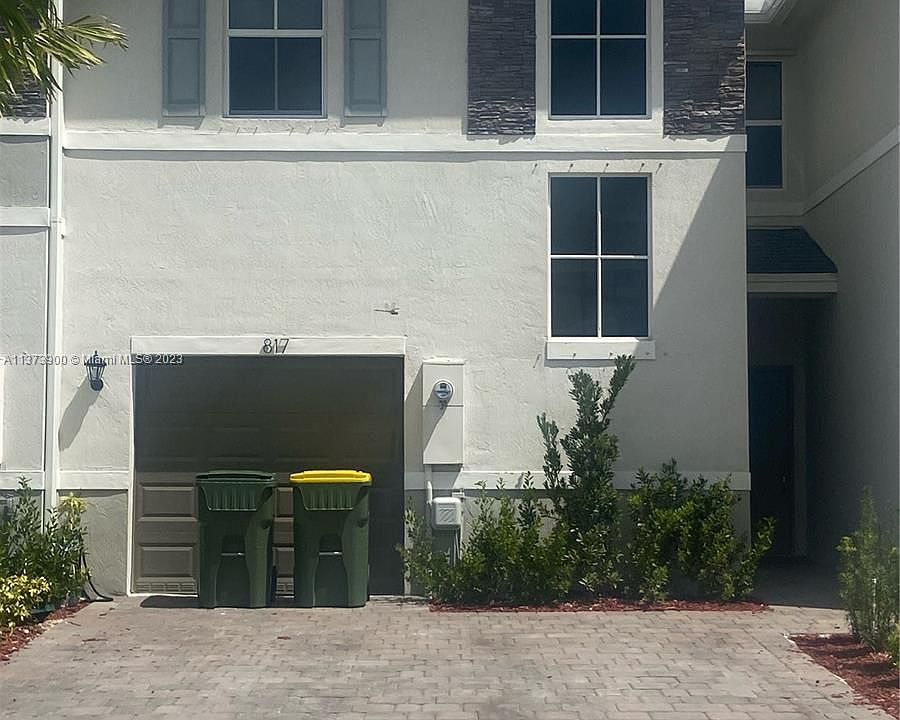 1st image of 817 SE 17th Ct #817