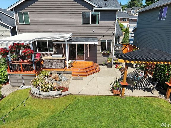 Large entry and porch for sitting