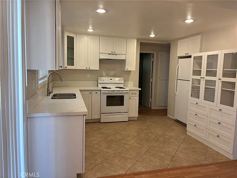 471 Whitney Dr — Photo 3
