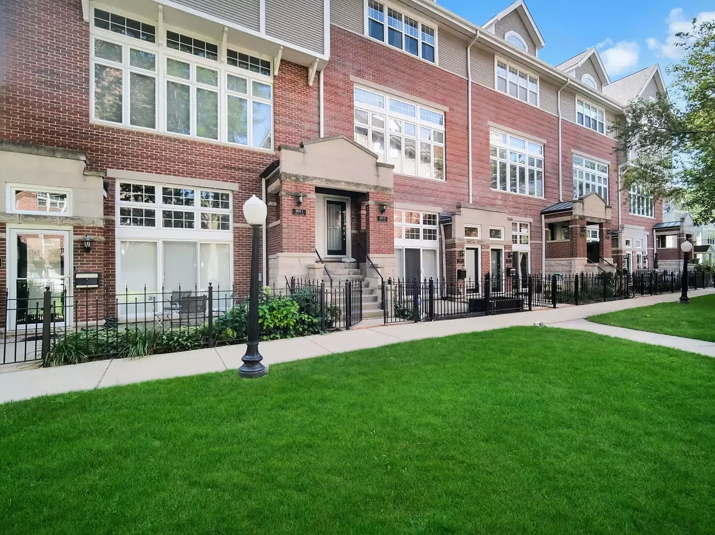 2 bed, 2.5 bath, 1473 sqft, $3,100 — Photo 2
