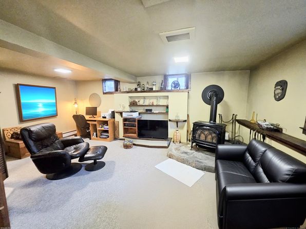 35 Kayview Ave, Bethel, CT 06801