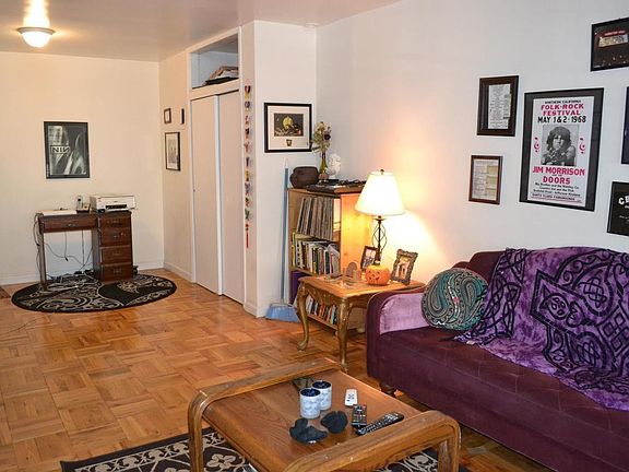 2nd image of 2534 Crescent St APT 1C