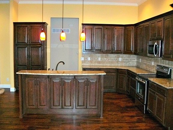 Kitchen w/ breakfast bar