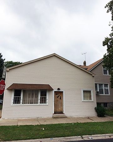 2nd image of 5501 W Wrightwood Ave