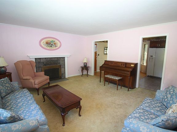 3rd image of 14 Lupine Ln
