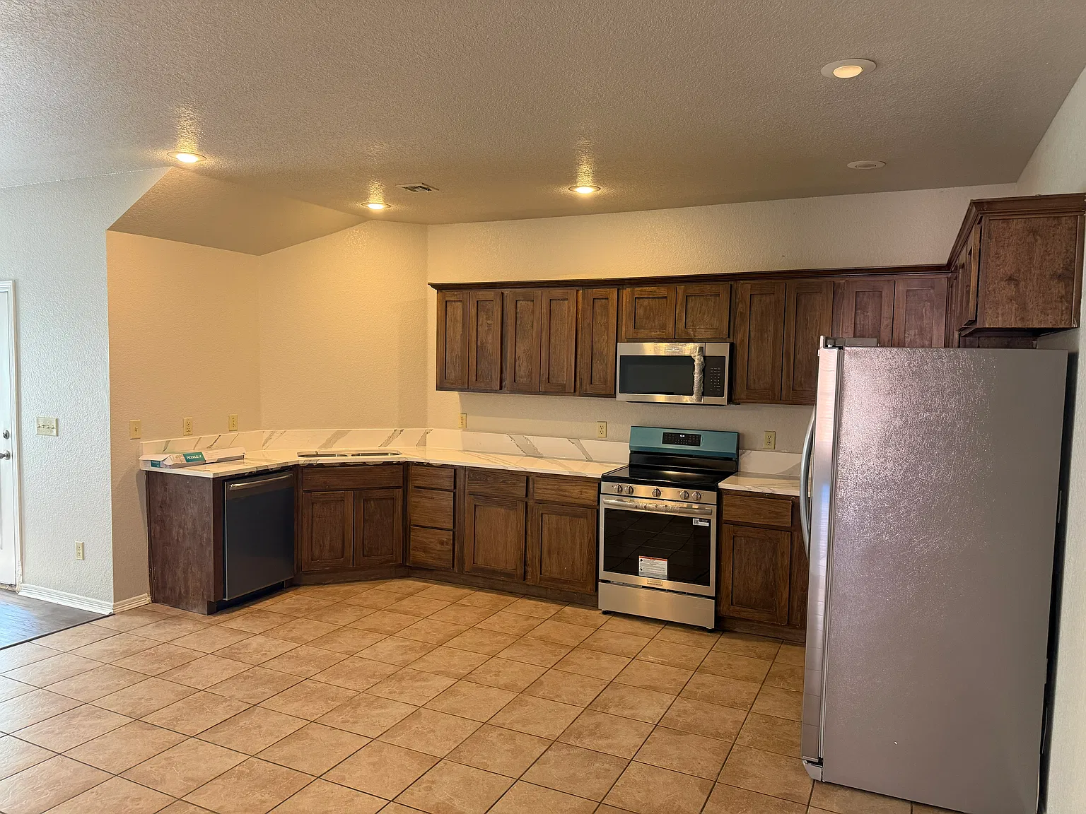 4 bed, 2200 sqft, $2,200 — Photo 2
