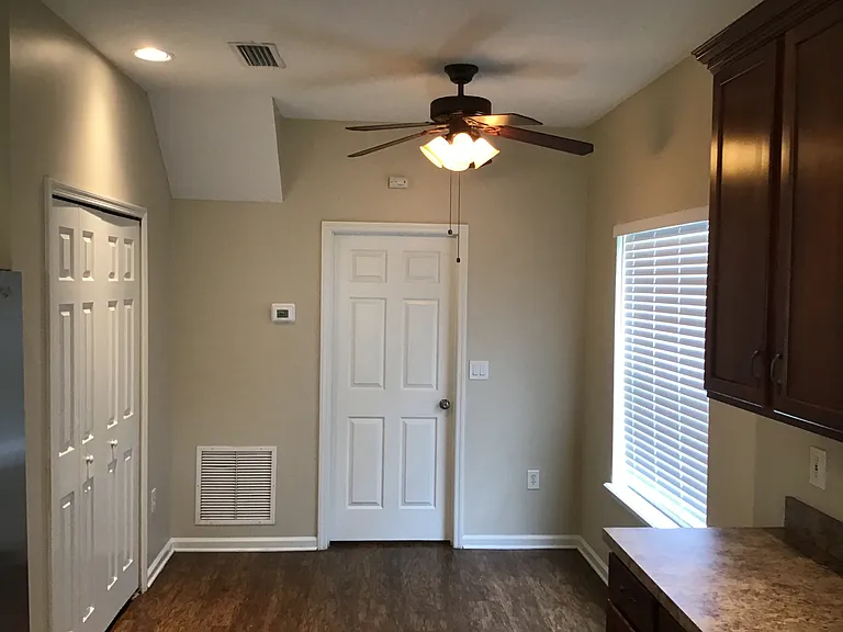 2724 Creekfront Dr — Photo 3