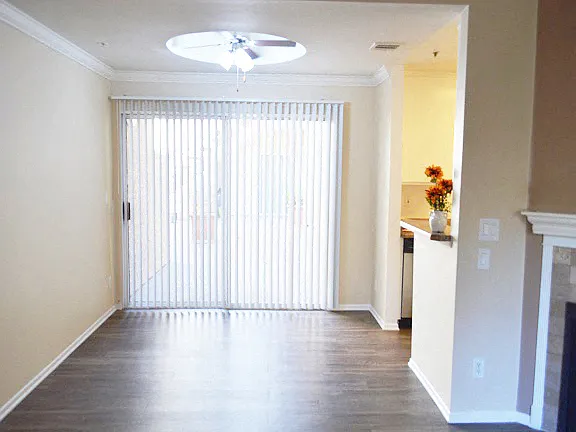 Warner Courtyard Apartments — Photo 16