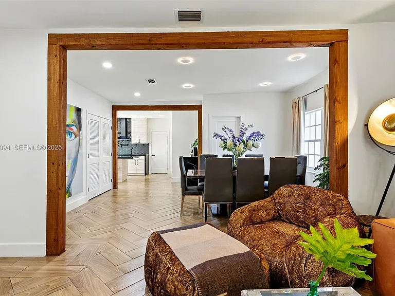 1363 Biarritz Dr — Photo 5