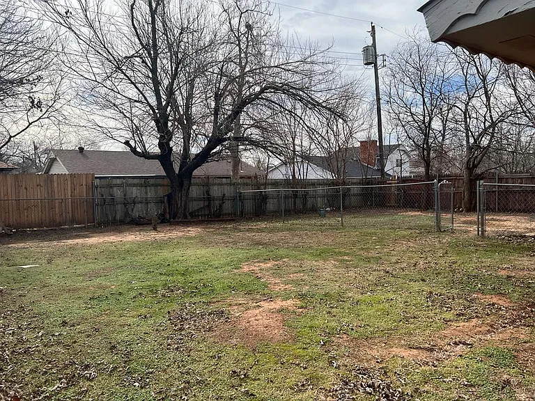 110 Meadowbrook Dr — Photo 2