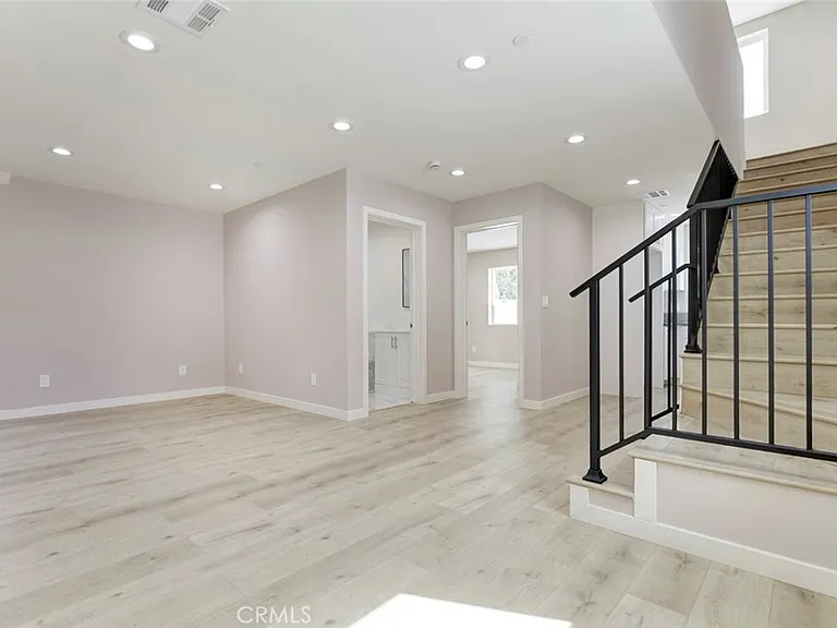 15557 Wyandotte St — Photo 6