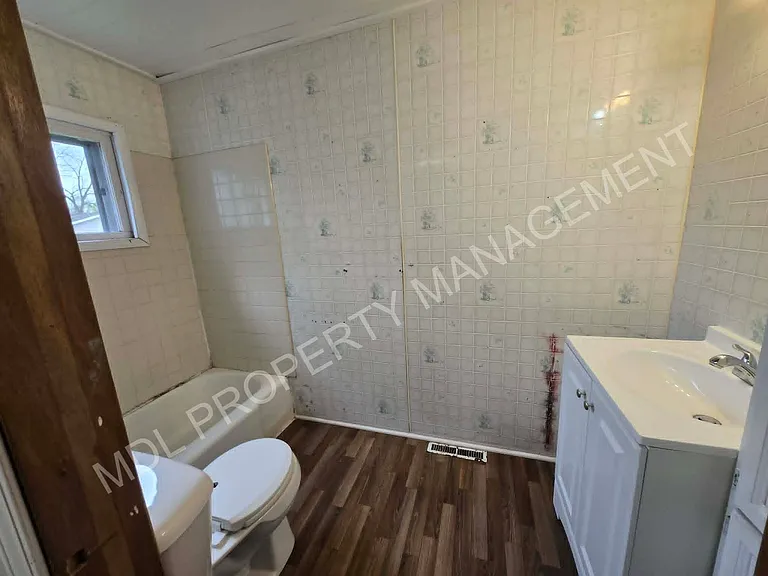 1402 Cass St — Photo 6