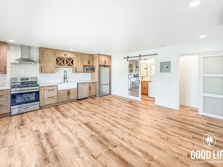729-731 Reef Dr — Photo 4
