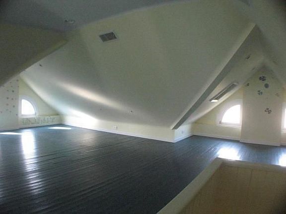 5th image of 4227 Leonard Ave