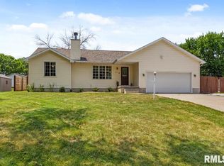 1021 Country Ln, Peoria, IL 61604