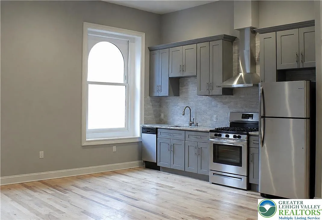Studio, 1.0 bath, 480 sqft, $1,600 — Photo 3