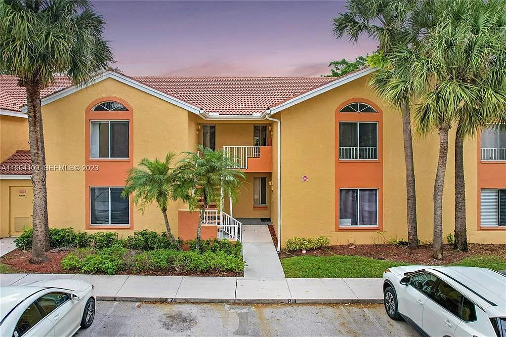1143 Coral Club Dr — Photo 1