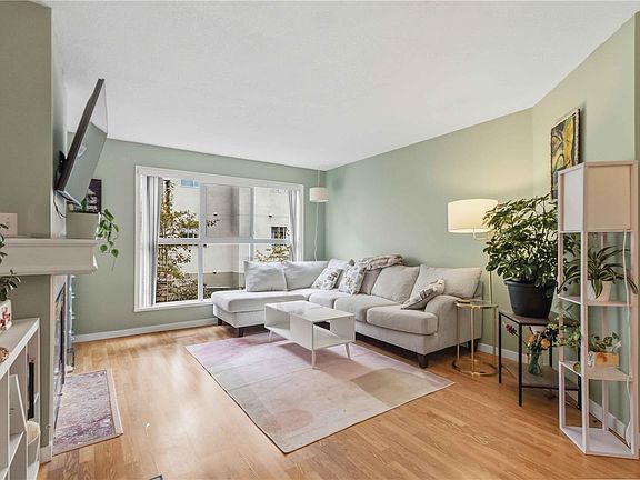 3rd image of 1710 Fort St #203