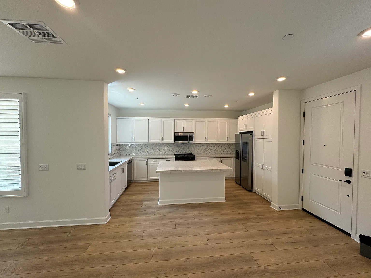 4 bed, 2254 sqft, $5,400 — Photo 3