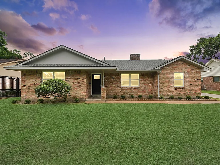 8007 Rowan Ln — Photo 1