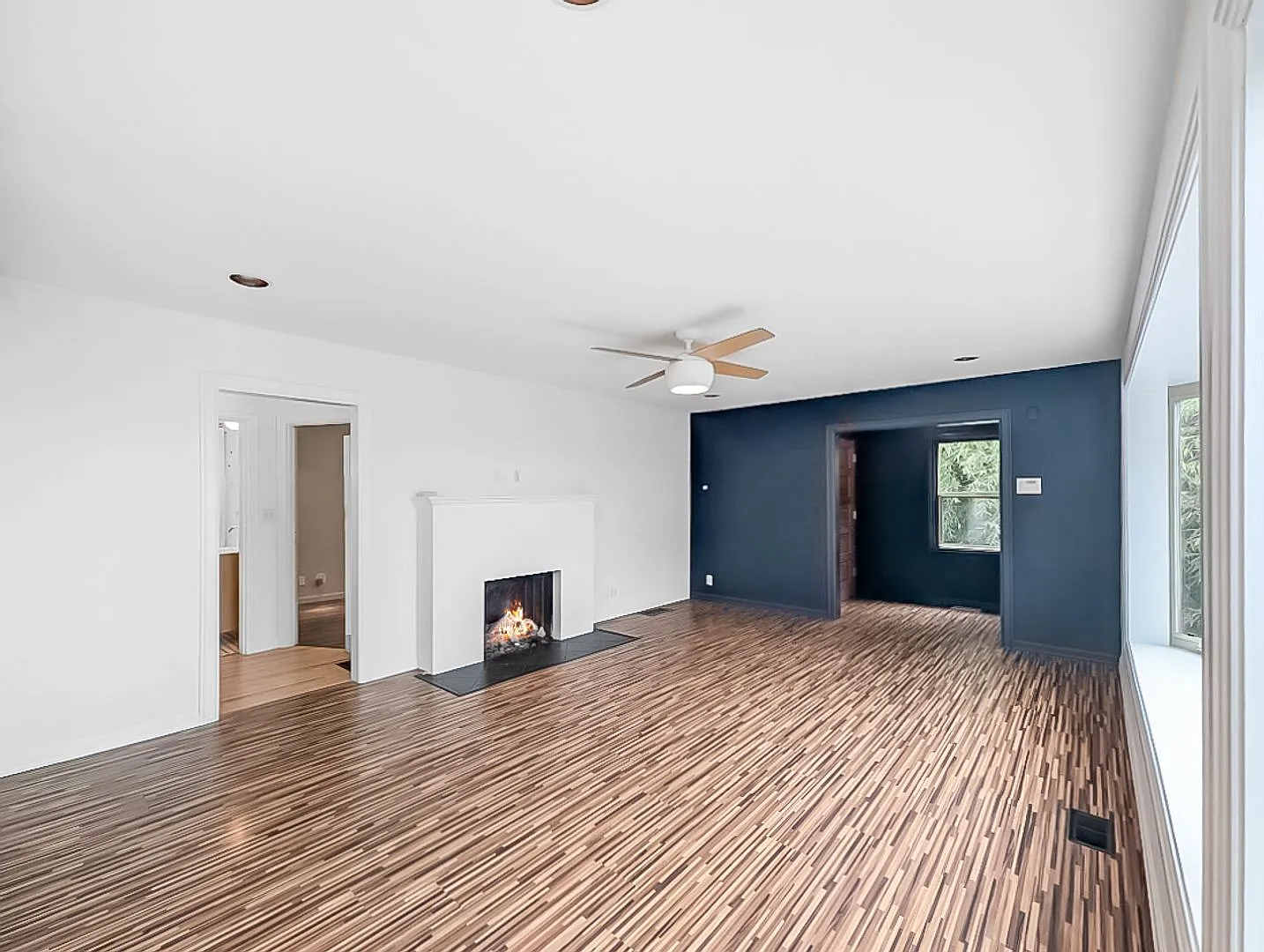 Seattle Gem: Luxurious 2-Bed Oasis with Hot Tub, Garage, and Prime Location — Photo 4