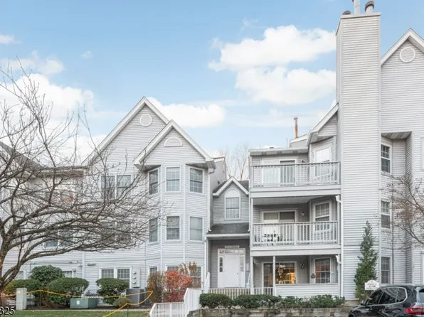 56 Amethyst Ln, Paterson City, NJ 07501