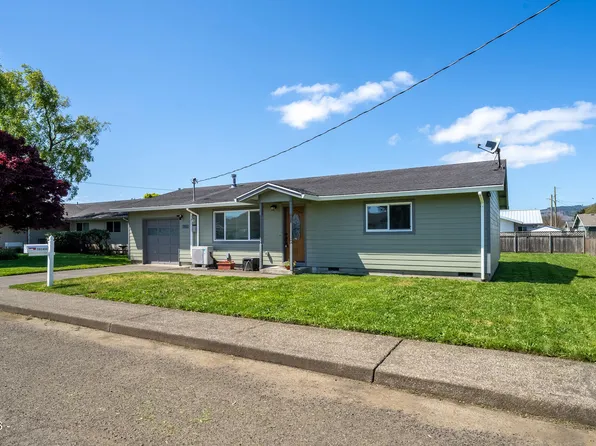 702 Ash Ave, Tillamook, OR 97141