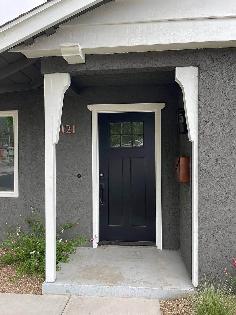 Luxurious Remodeled Home on South Side — Photo 2
