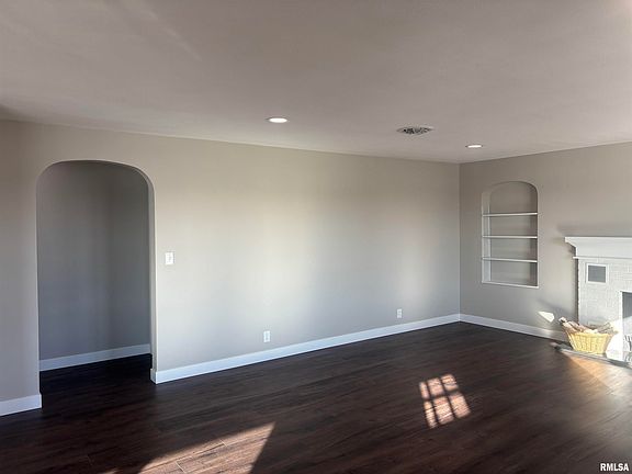 3rd image of 707 W Santa Fe Ave