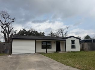 933 E Myrtle St, Angleton, TX 77515