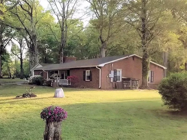 120 Five Oaks Dr, King, NC 27021