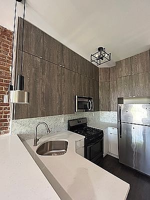 4th image of 244 Madison St APT 3R