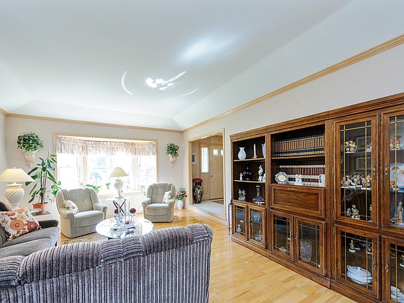 5th image of 491 Waverly Dr