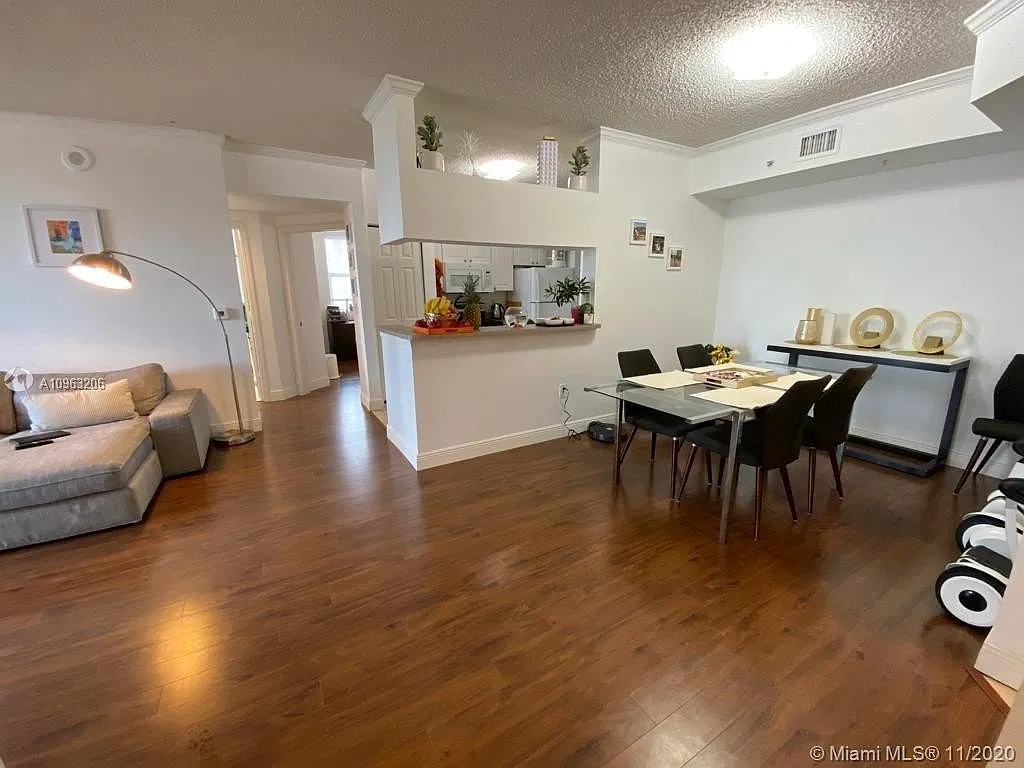 3 bed, 1264 sqft, $3,490 — Photo 4