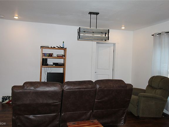 4th image of 822 W Market St
