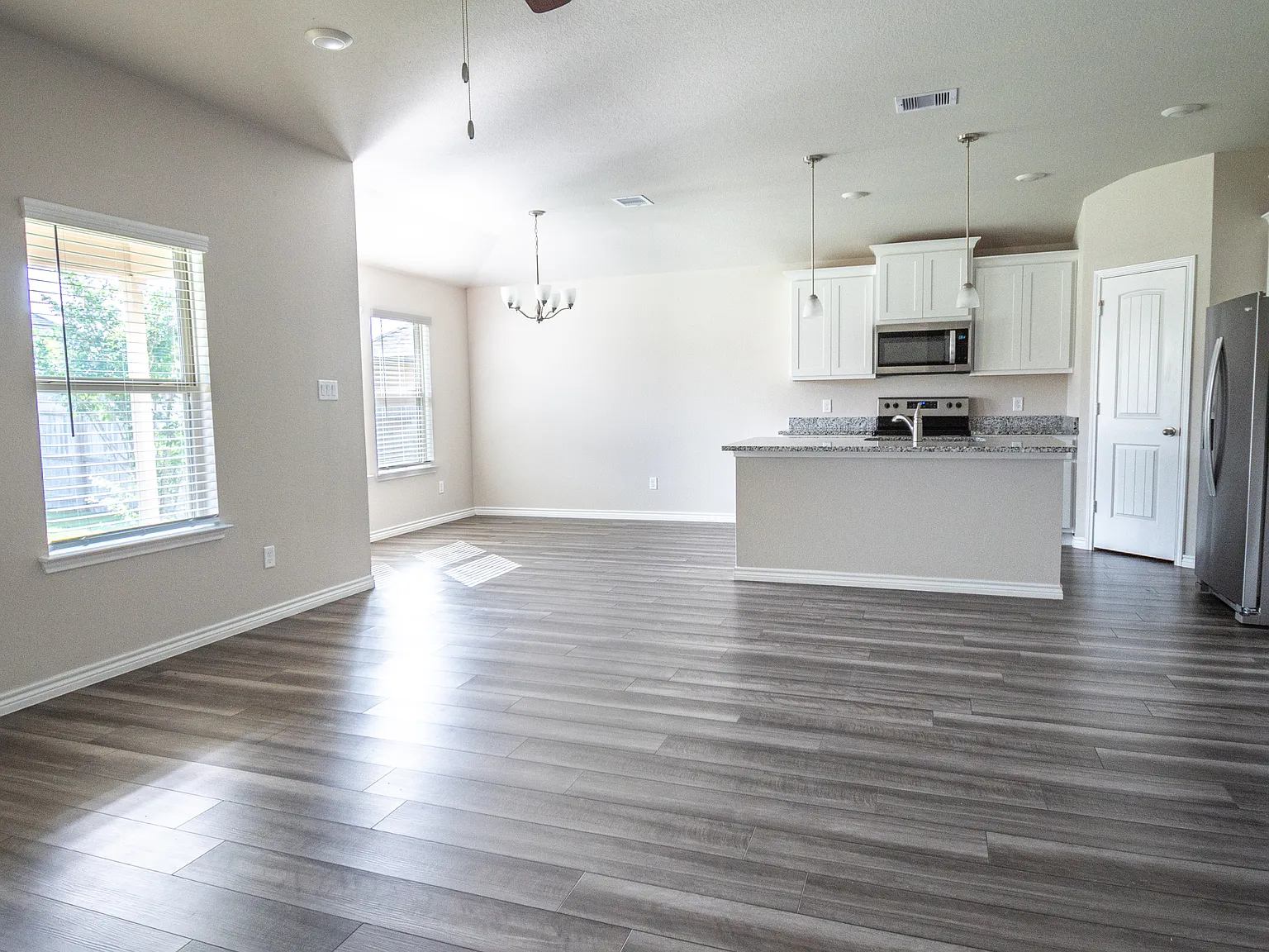 3 bed, 1370 sqft, $2,000 — Photo 4
