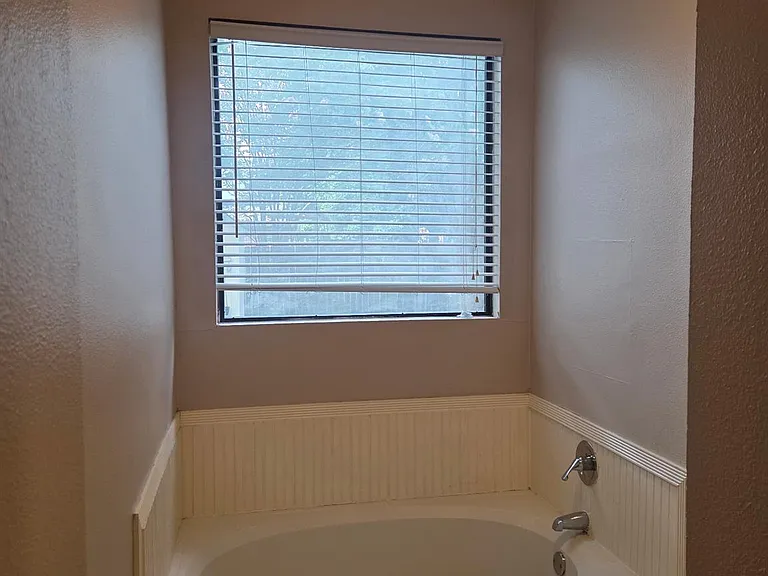 3215 Tree Grove Dr — Photo 14