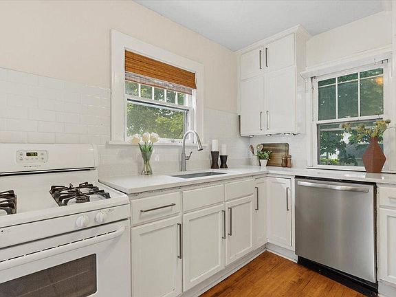 3rd image of 399 Curtice St E