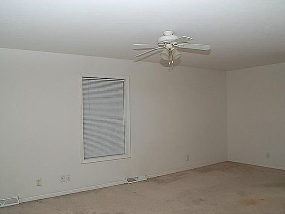 4th image of 906 N Belmont Ave