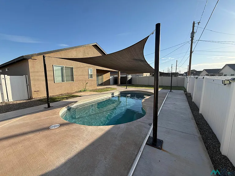 2412 W Briscoe Ave — Photo 2