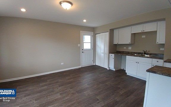 3rd image of 175 W Oak St