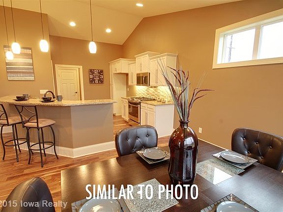 4th image of 872 Balsam St