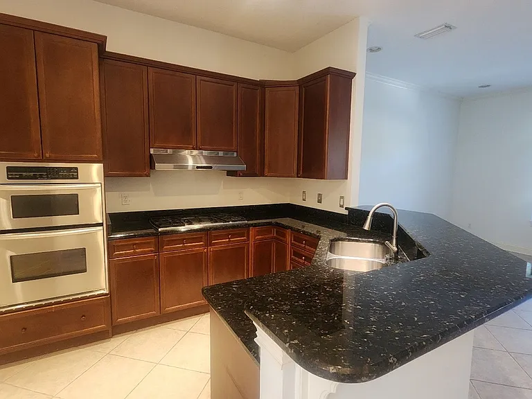 654 South Loop Pkwy — Photo 7