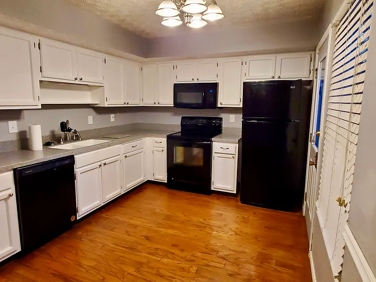 2426 Sanford Dr — Photo 7