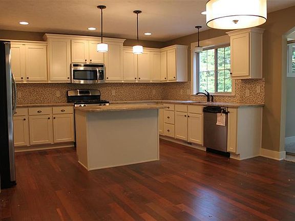 3rd image of 525 Lynn Kay Dr